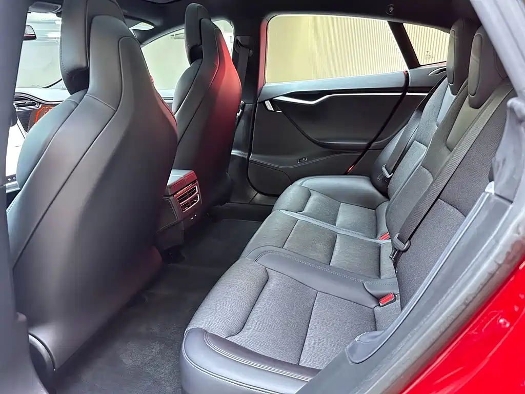Tesla Model S 2017 — фото 10