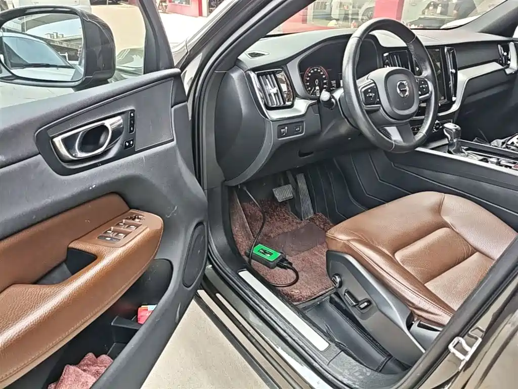 Volvo XC60 2021 — фото 16