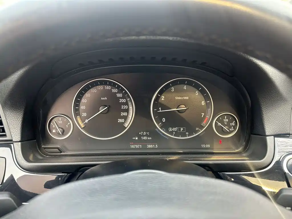BMW 5 Series 2017 — фото 11