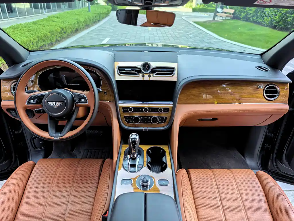 Bentley Bentayga 2021 — фото 42