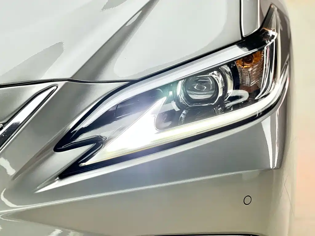 Lexus ES 2023 — фото 17