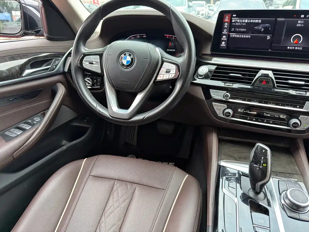 BMW 5 Series 2022 — фото 11
