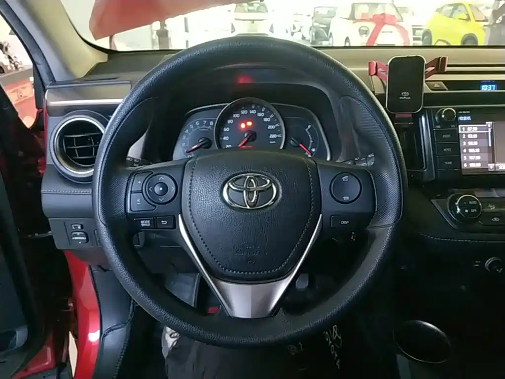 Toyota RAV4 2016 — фото 11