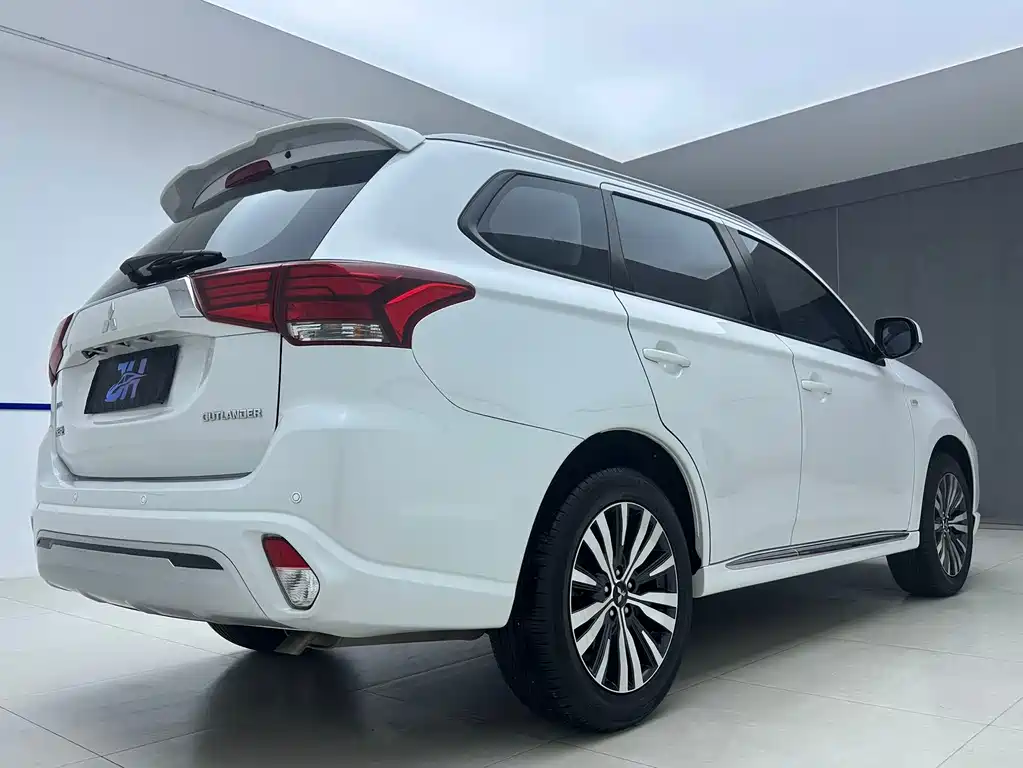 Mitsubishi Outlander 2022 — фото 6