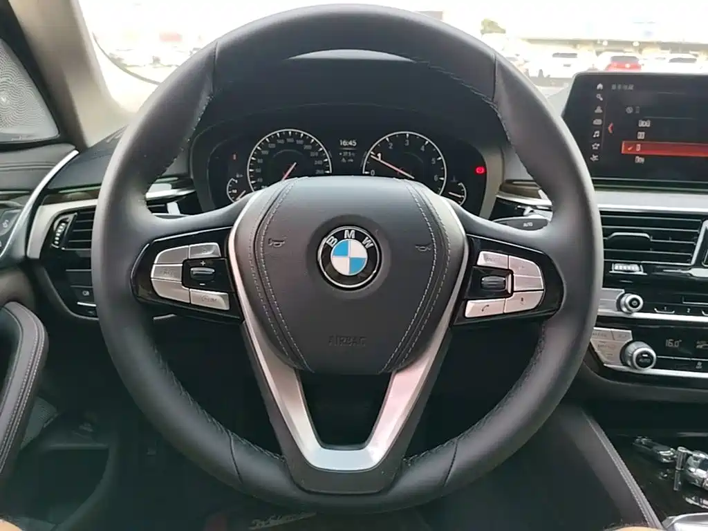 BMW 5 Series 2019 — фото 11