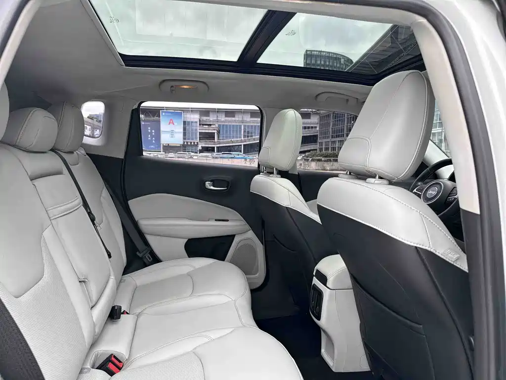 Jeep Compass 2017 — фото 10