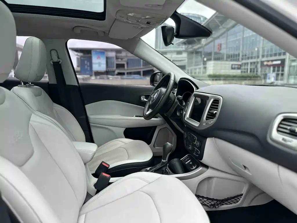 Jeep Compass 2017 — фото 11