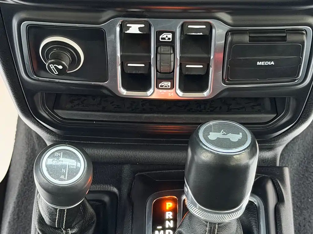 Jeep Wrangler 2021 — фото 13