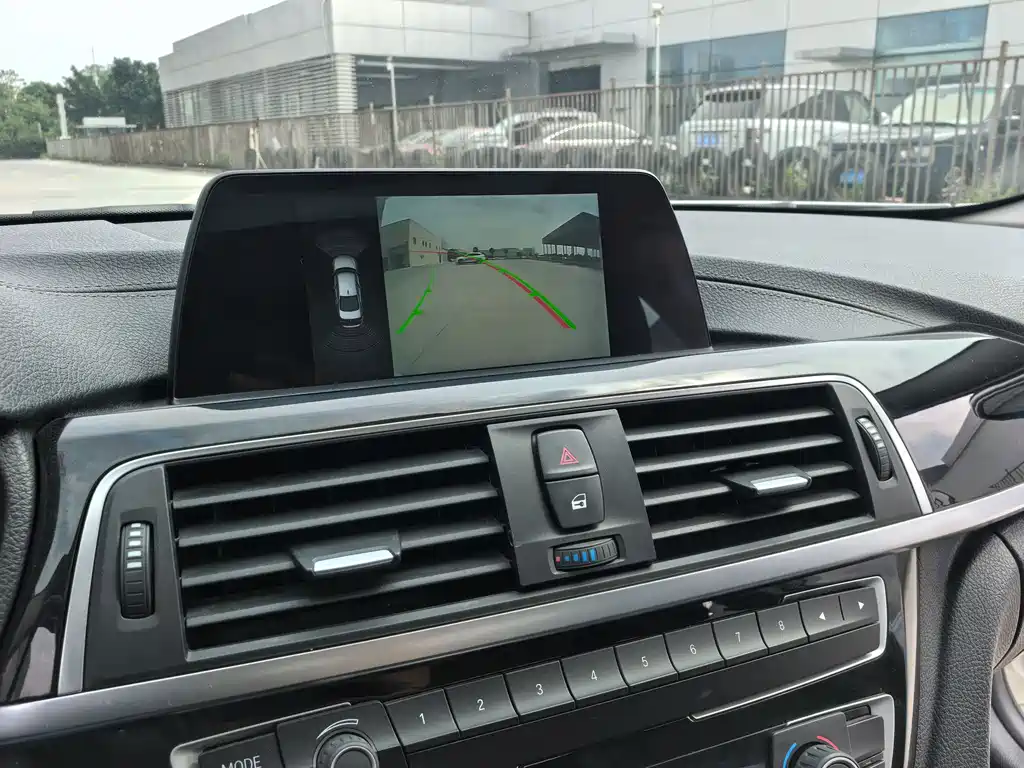 BMW 3 Series 2017 — фото 16