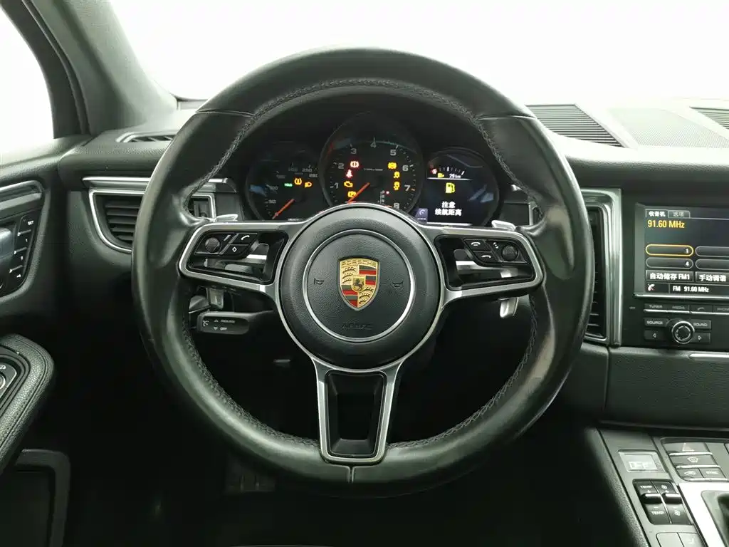 Porsche Macan 2017 — фото 11
