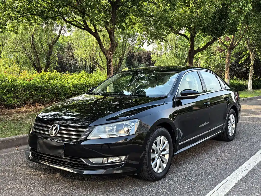 Volkswagen Passat 2012 — фото 1