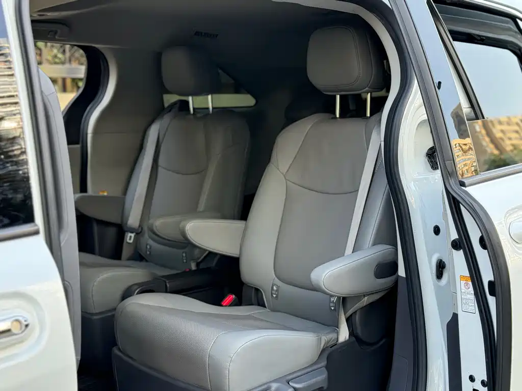 Toyota Sienna 2023 — фото 15