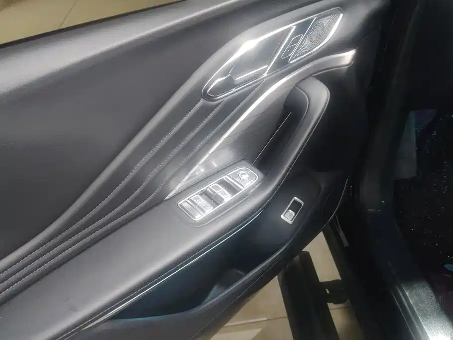 Hongqi HS7 PHEV 2025