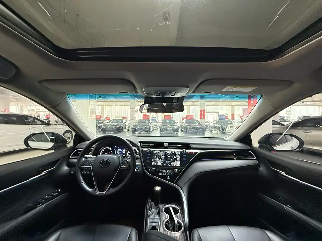 Toyota Camry 2018 — фото 9