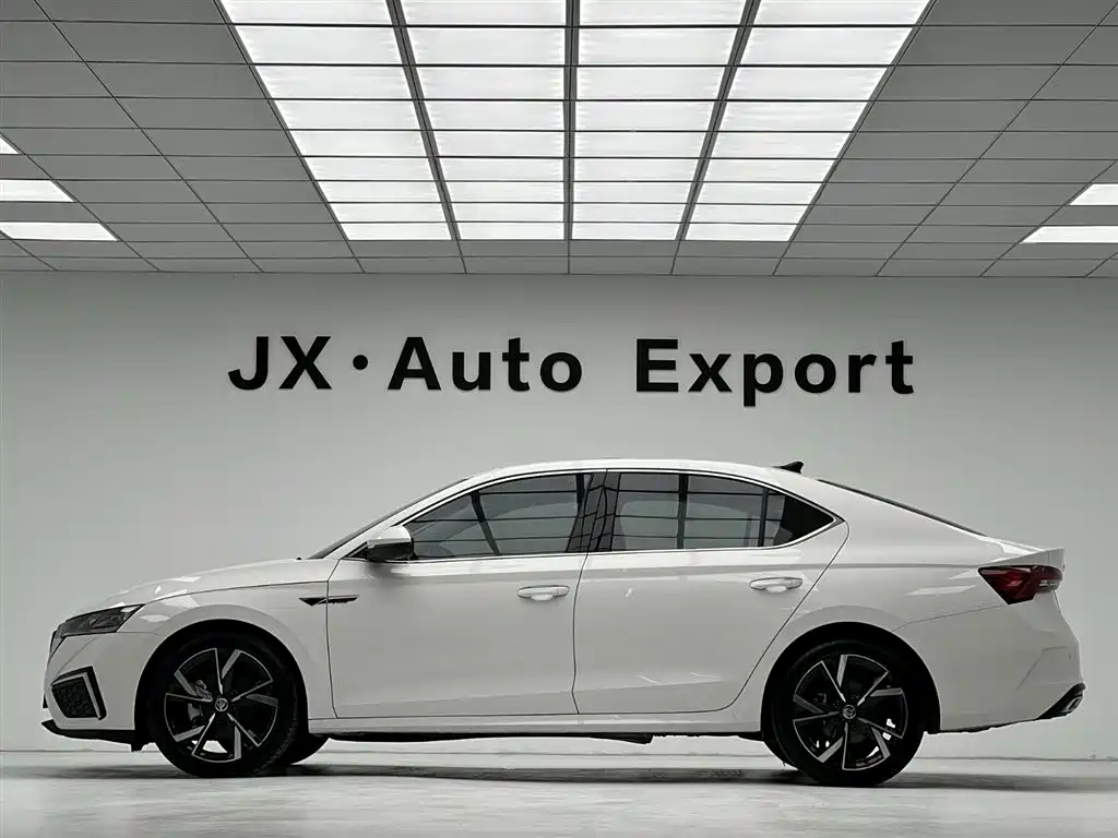 Skoda Octavia 2022 — фото 10