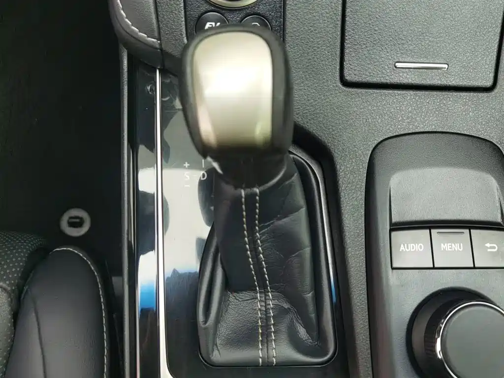 Lexus ES 2018 — фото 13
