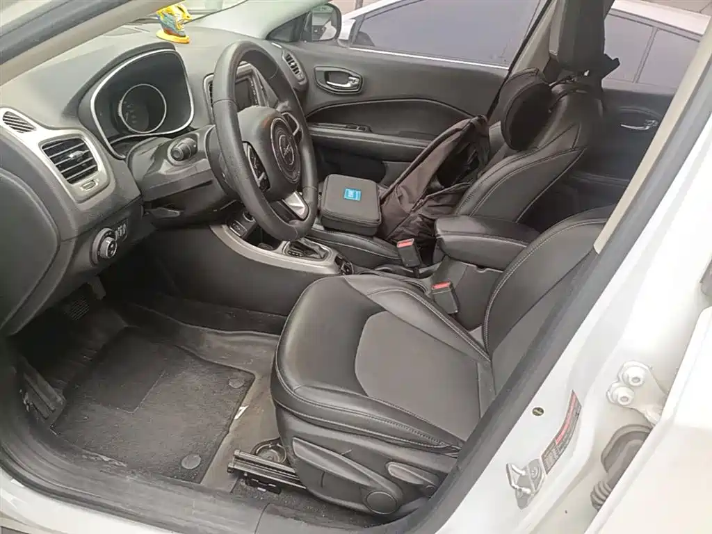 Jeep Compass 2018 — фото 15