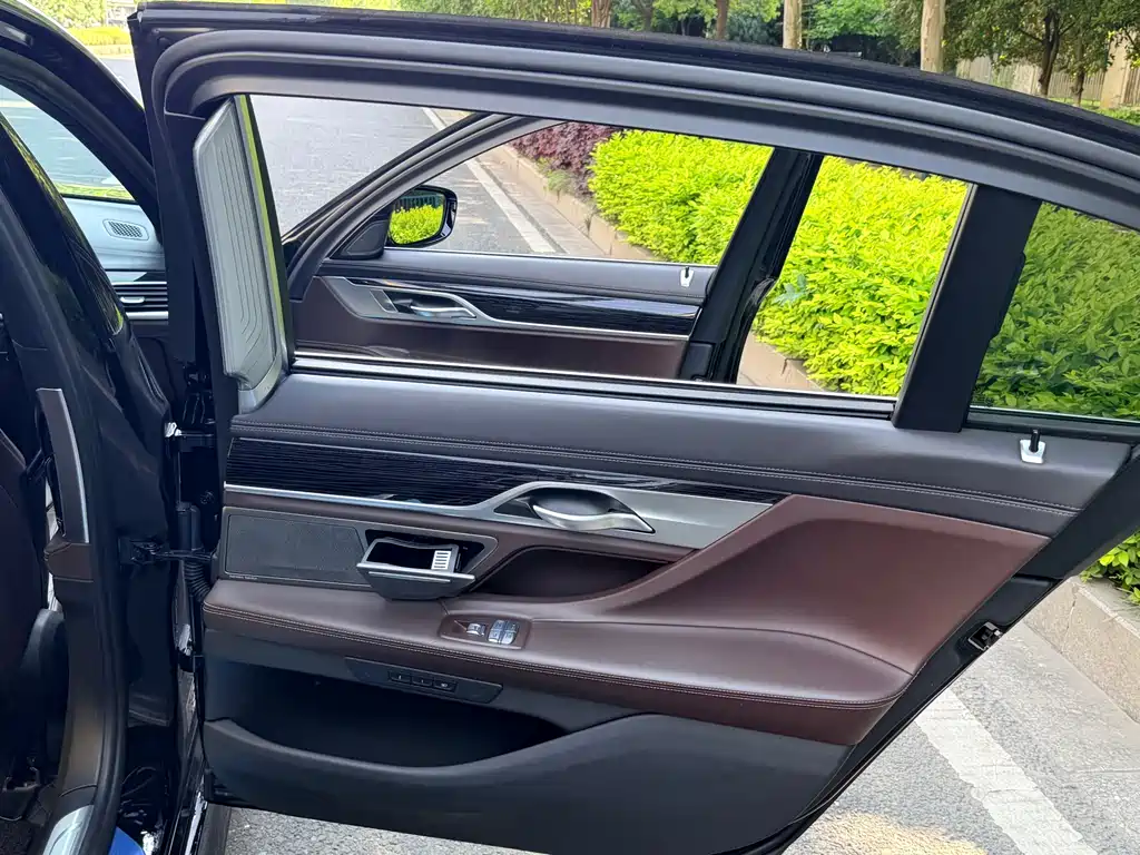 BMW 7 Series 2021 — фото 12