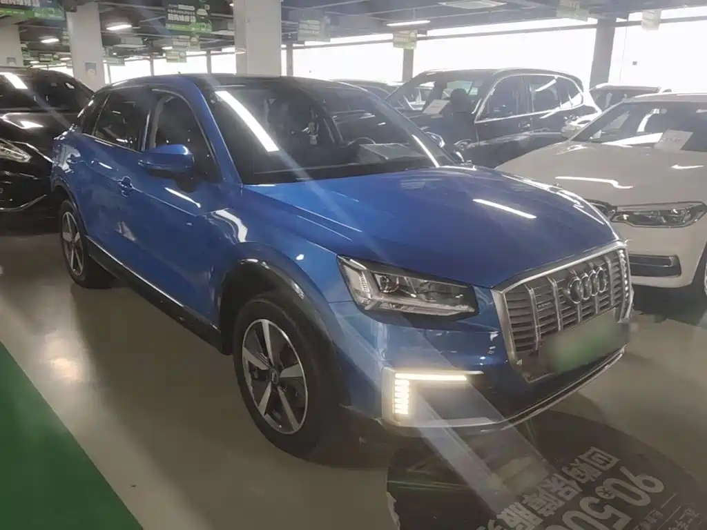 Audi Q2L e-tron 2020 — фото 4