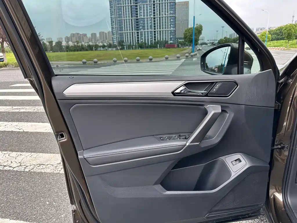Volkswagen Tiguan L 2018 — фото 11