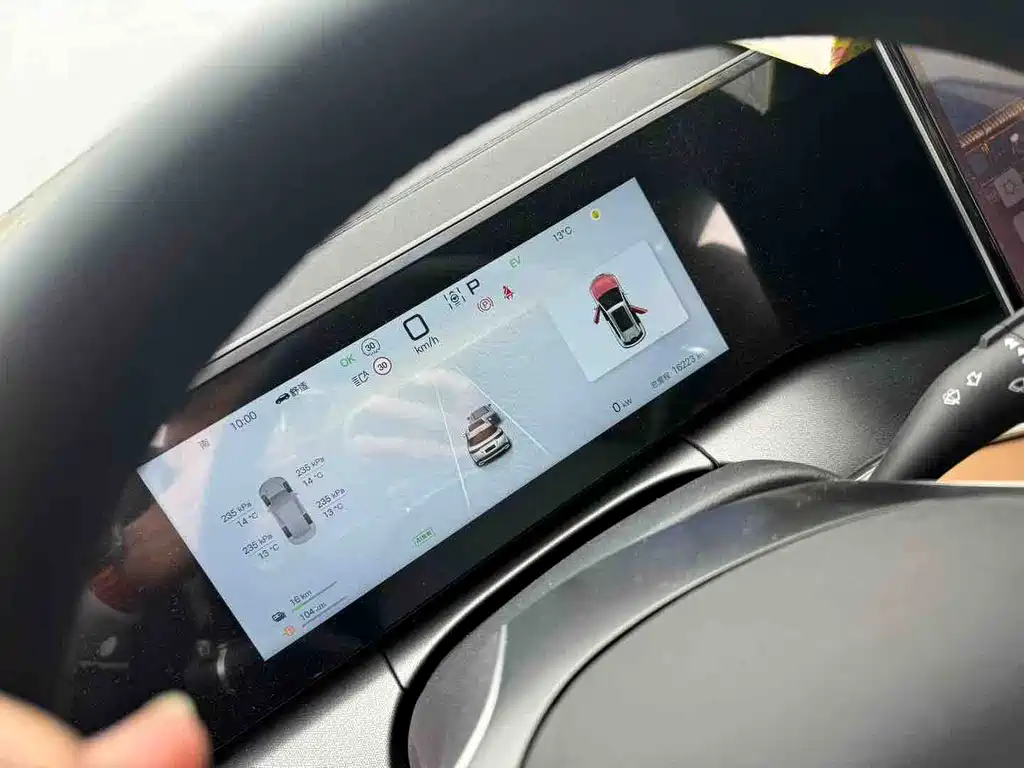 BYD L DM-i 2025 — фото 8