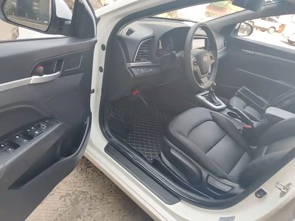 Hyundai Elantra 2018 — фото 16
