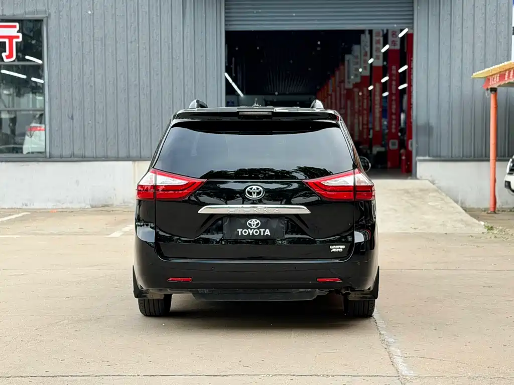 Toyota Sienna 2018 — фото 7