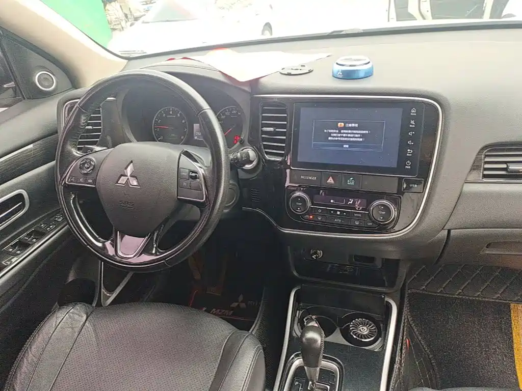 Mitsubishi Outlander 2017 — фото 10