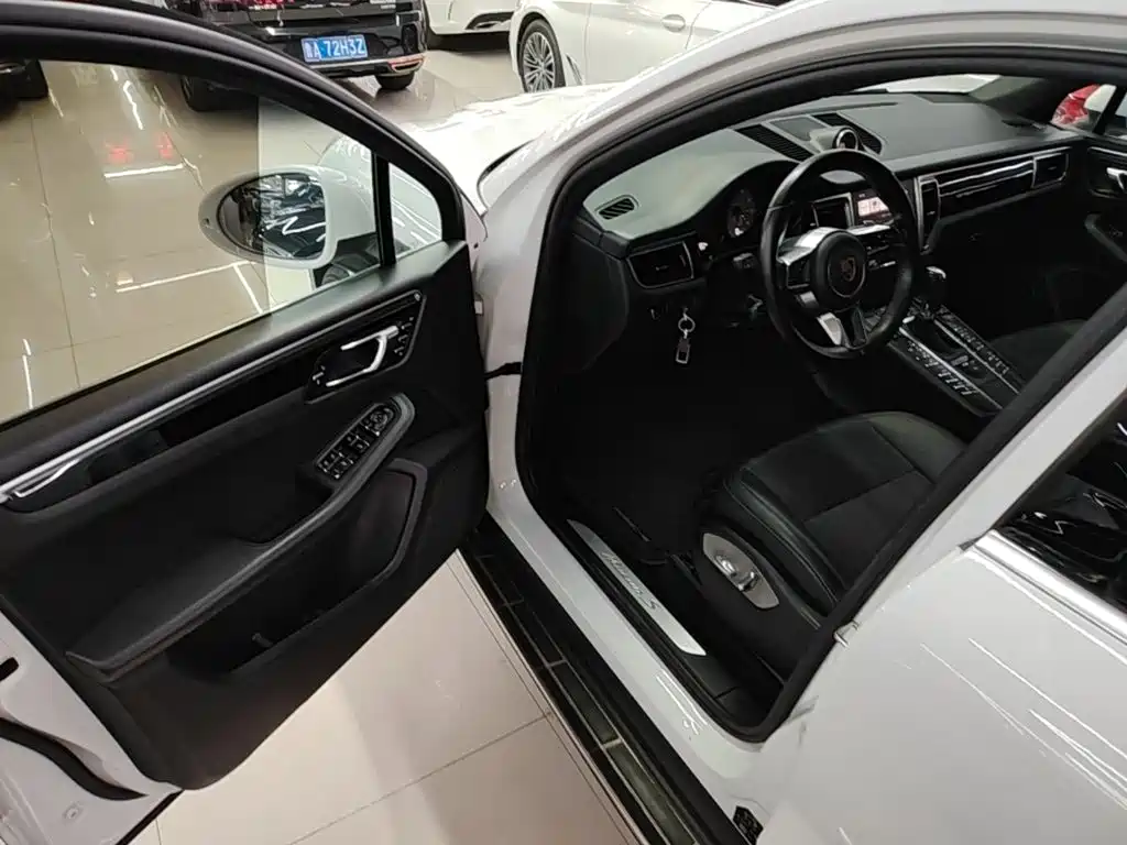 Porsche Macan 2017 — фото 16