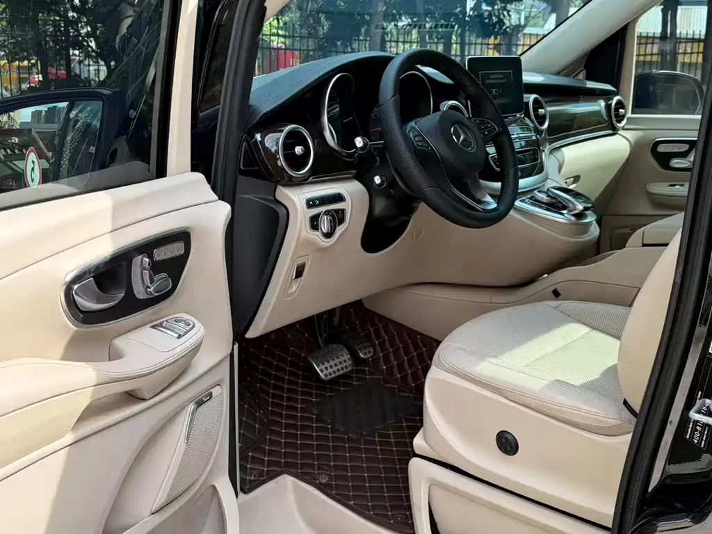 Mercedes-Benz V-Class 2019 — фото 29