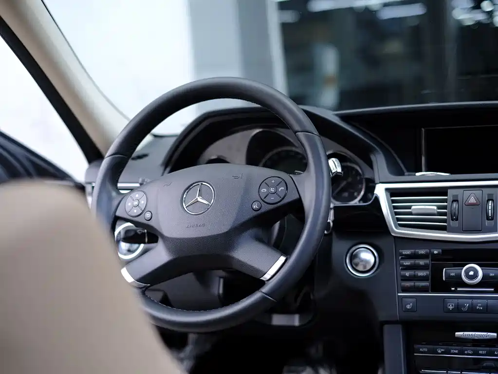 Mercedes-Benz E-Class 2011 — фото 19