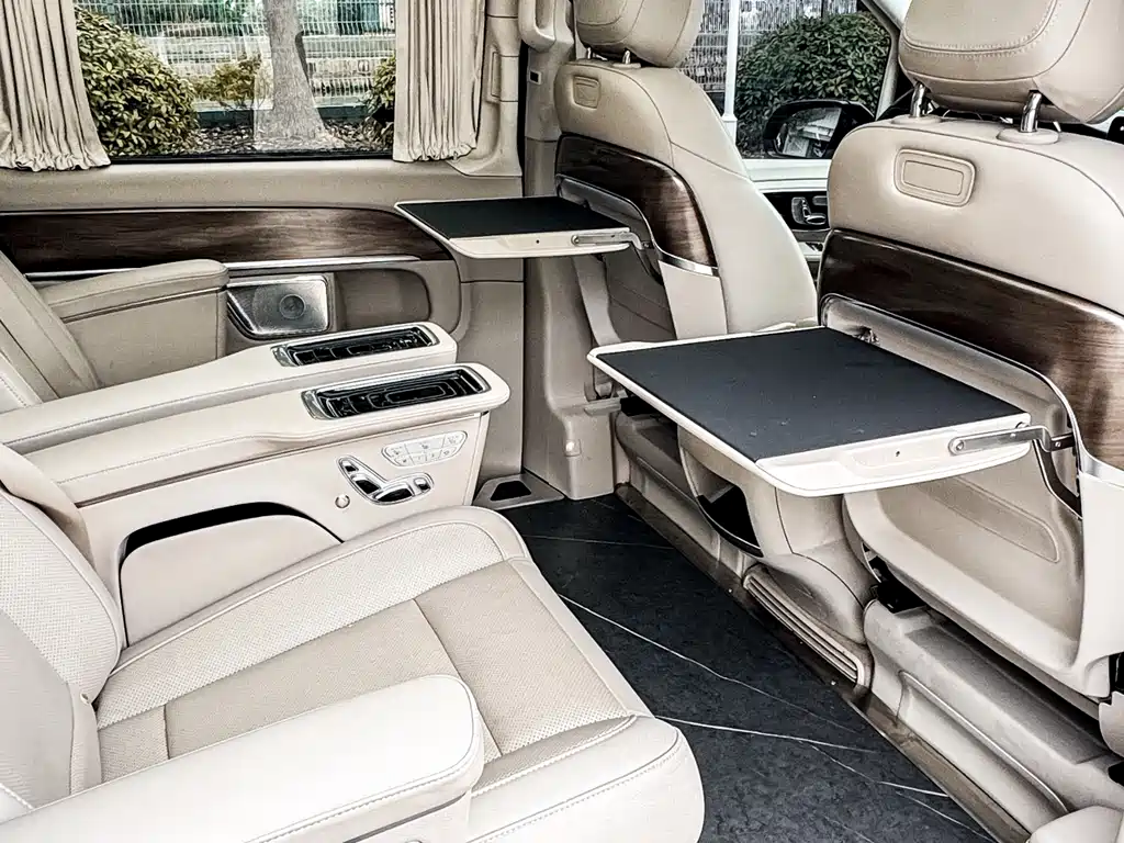 Mercedes-Benz V-Class 2023 — фото 17