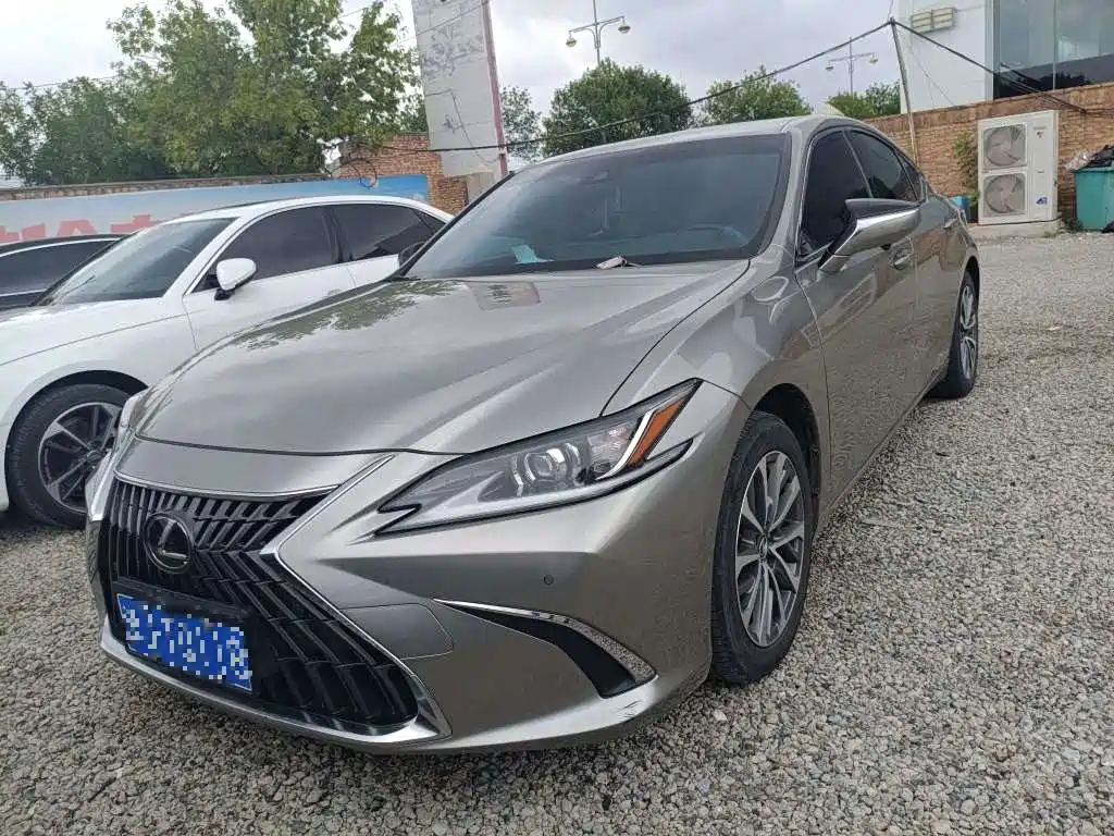 Lexus ES 2022 — фото 1
