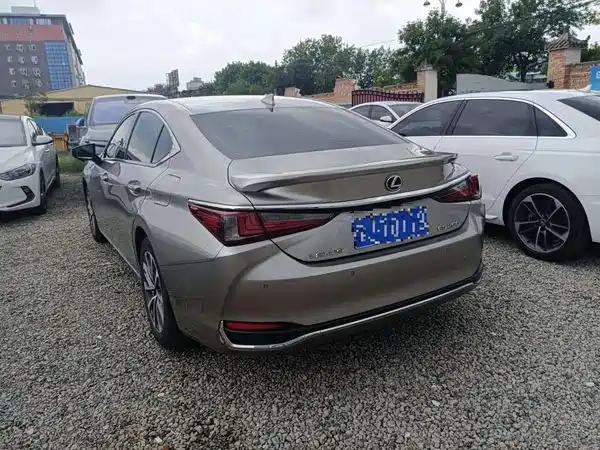Lexus ES 2022