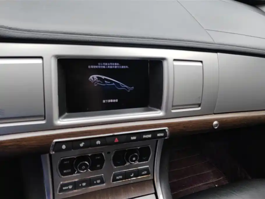 Jaguar XF 2015 — фото 13