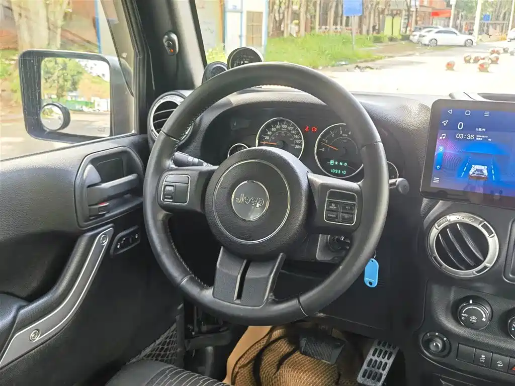 Jeep Wrangler 2011 — фото 13