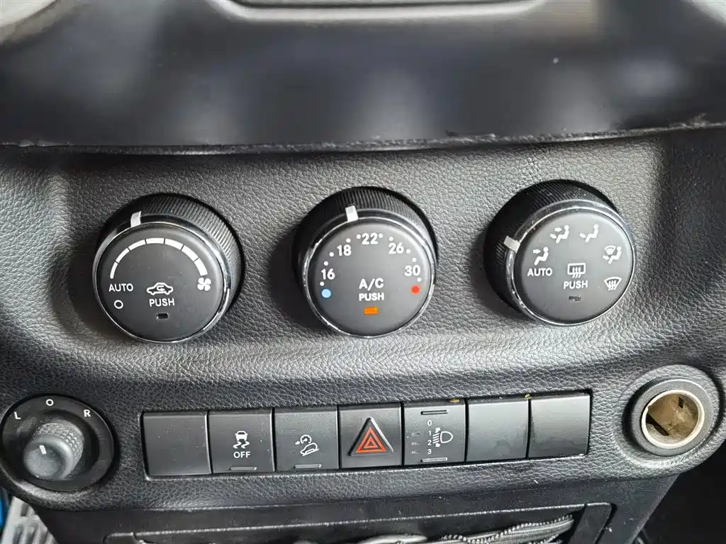Jeep Wrangler 2011 — фото 16