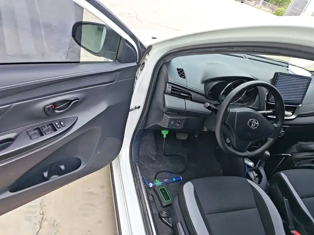 Toyota Yaris L 2020 — фото 16