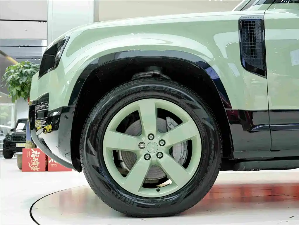 Land Rover Defender 2023 — фото 25