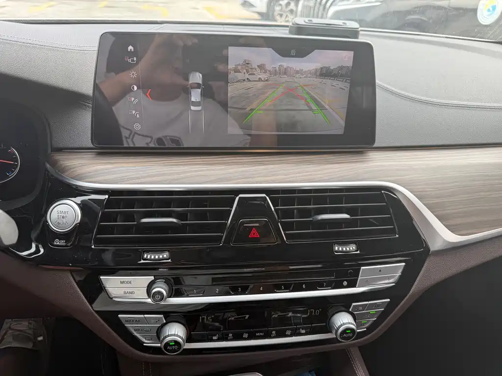 BMW 5 Series 2018 — фото 14