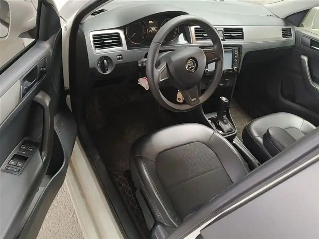 Skoda Rapid Spaceback 2015 — фото 23