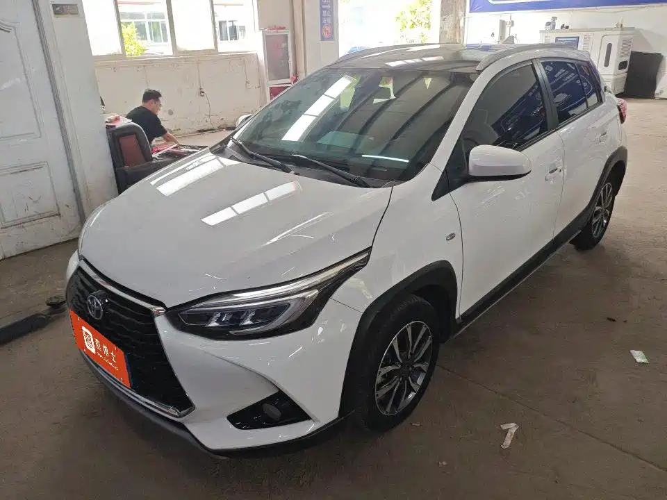Toyota Yaris L 2022 — фото 1
