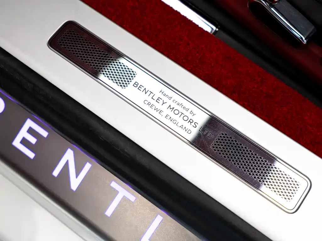Bentley Continental 2021 — фото 15