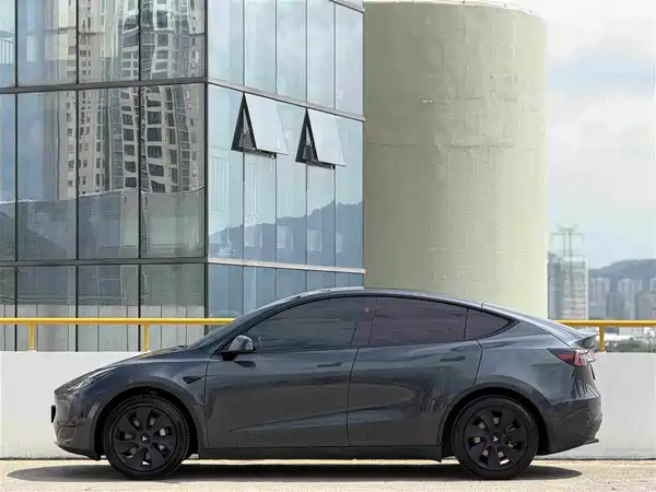 Tesla Model Y 2025