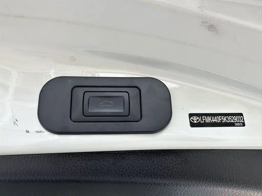 Toyota RAV4 2019 — фото 21