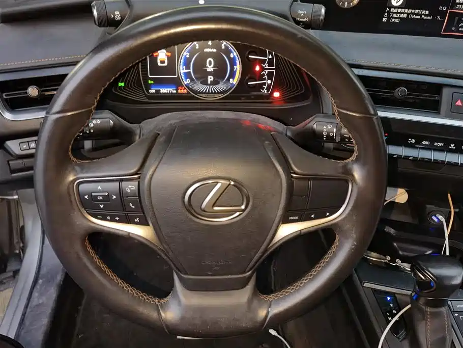 Lexus UX 2021 — фото 15