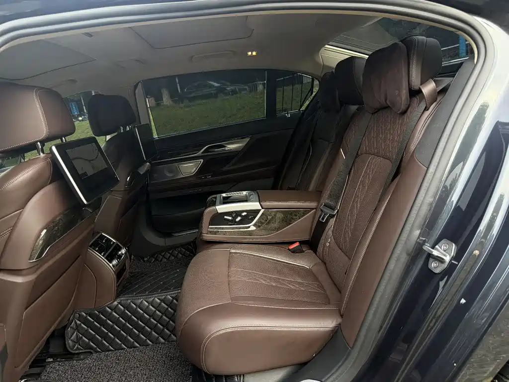 BMW 7 Series 2019 — фото 12
