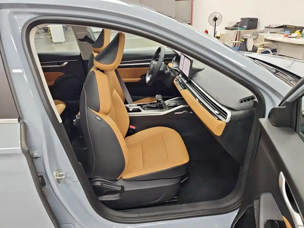 Geely Emgrand 2024
