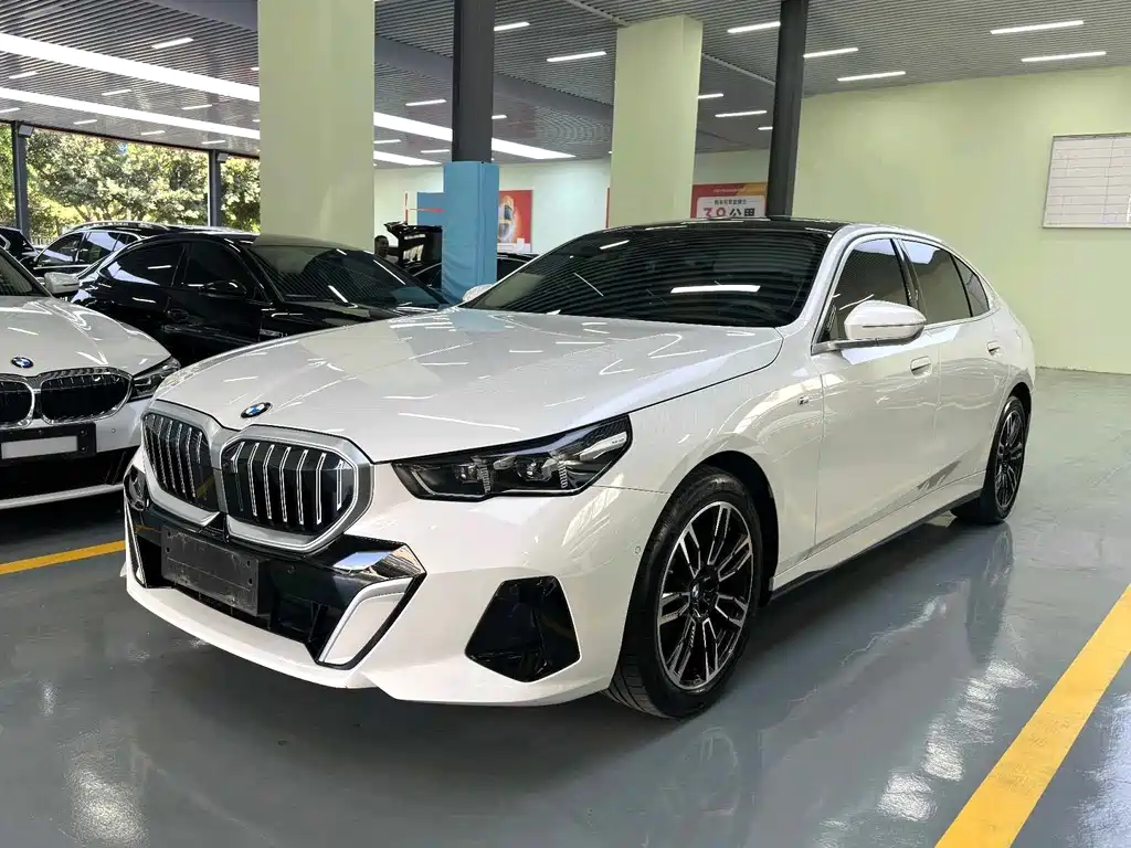 BMW 5 Series 2025 — фото 1