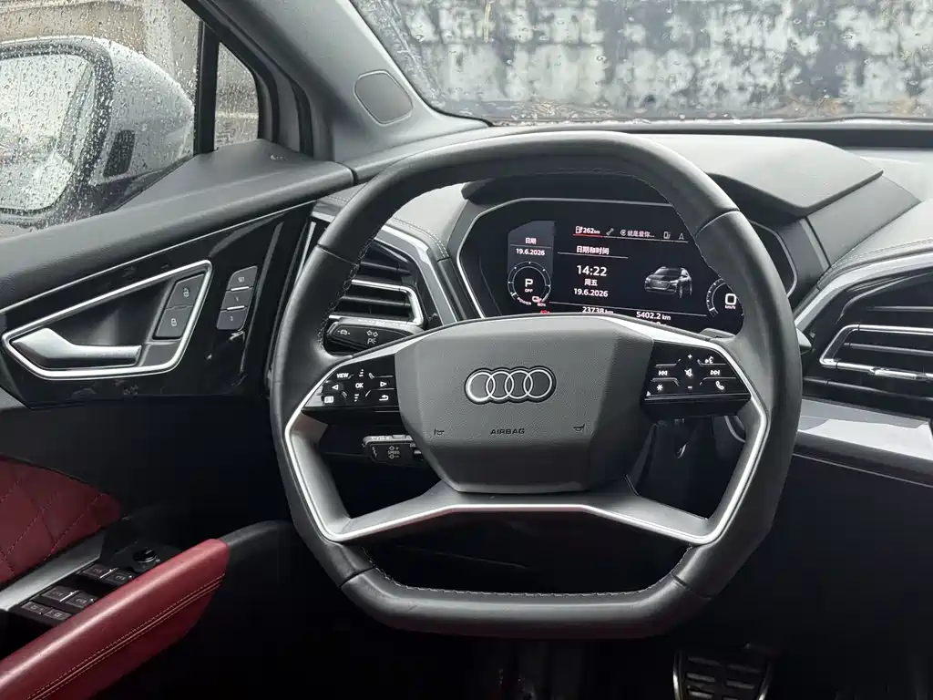 Audi Q4 e-tron 2023 — фото 11